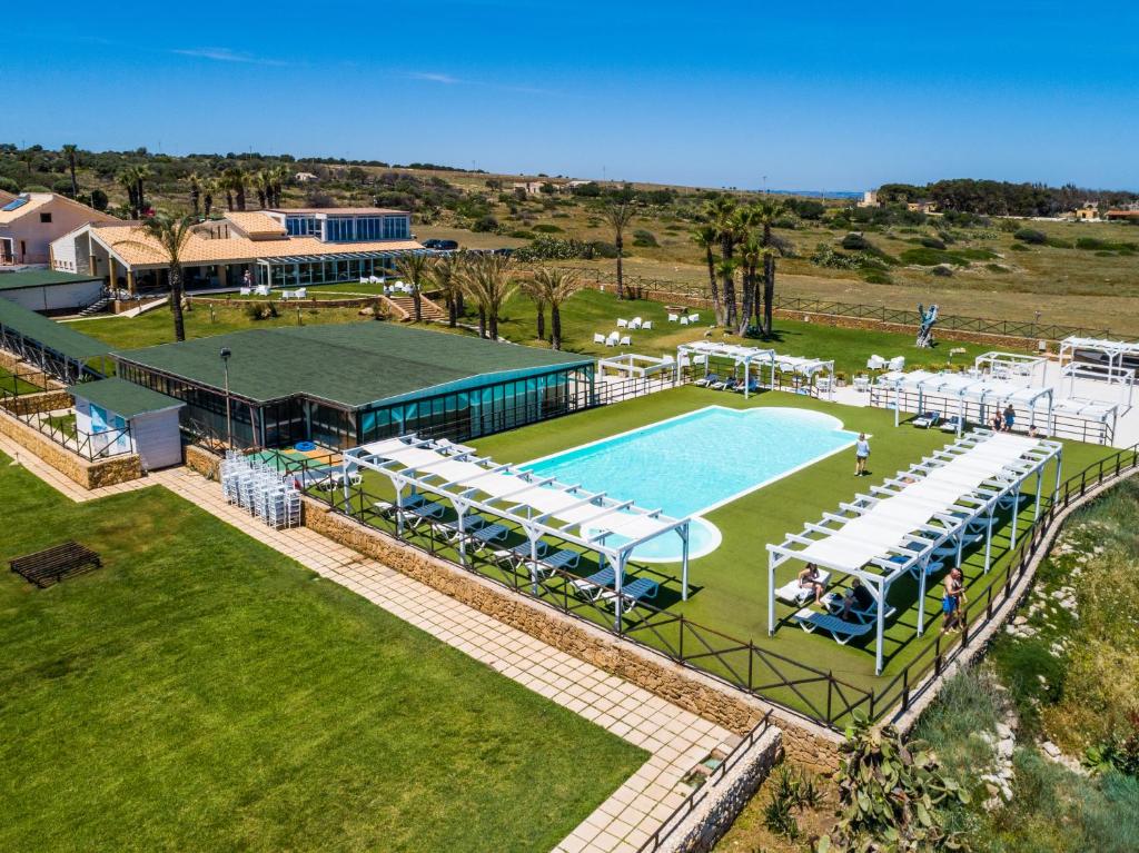 Bazén v ubytování Hotel Capo Campolato nebo v jeho okolí