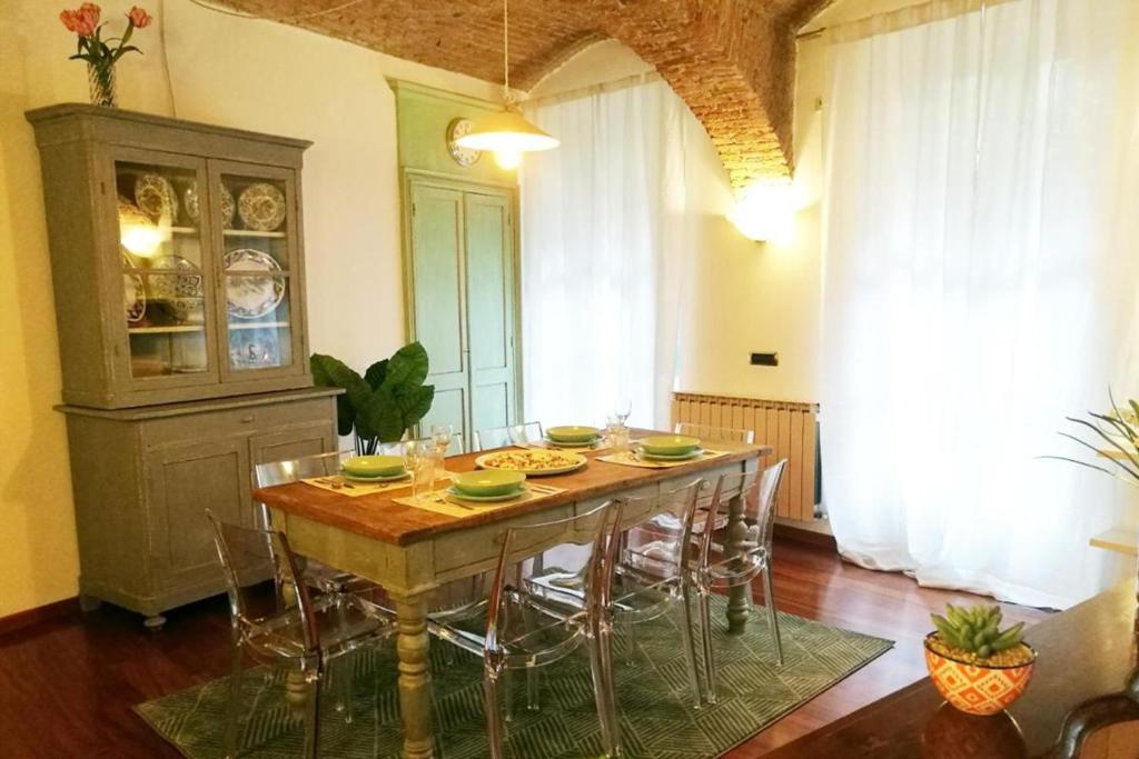 a dining room with a table and some chairs at Inappartamento Diamante in Turin