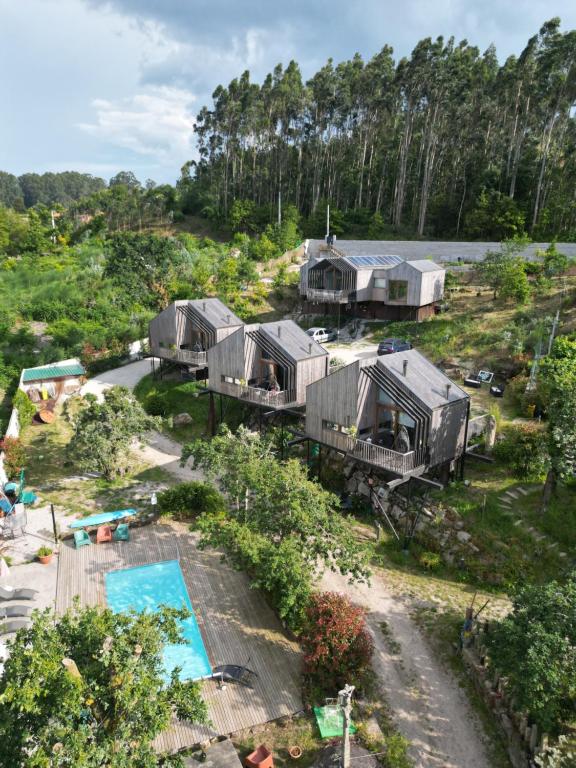 una vista aérea de un grupo de casas pequeñas en Cabanas de Udra, en Pontevedra