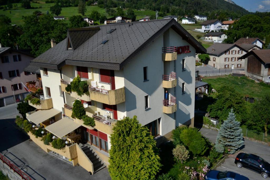 - une vue aérienne sur un bâtiment avec balcon dans l'établissement Hotel Central, à Agarn