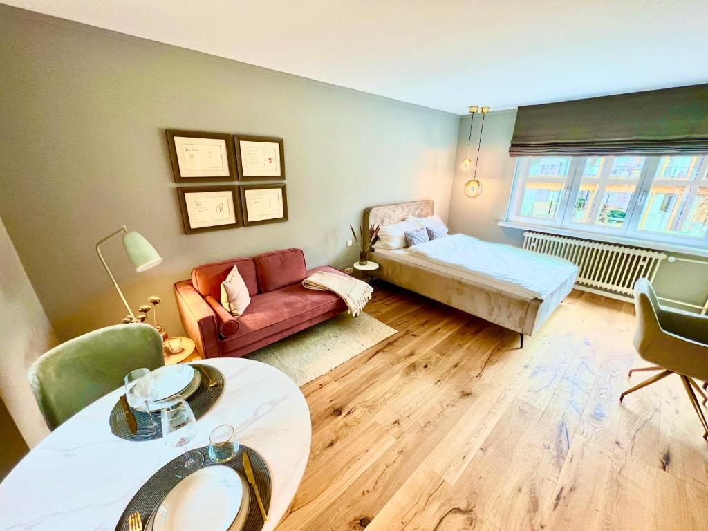 salon z łóżkiem i kanapą w obiekcie Premium Apartment an der Stadtmauer im OG w mieście Paderborn