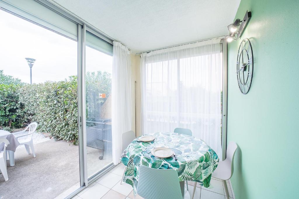 une salle à manger avec une table et un balcon dans l'établissement Mi Casita - Charmant Apt près de la mer, à Argelès-sur-Mer