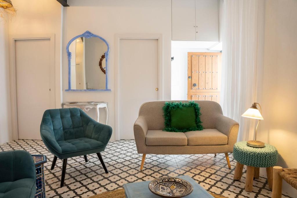 a living room with two chairs and a couch at Casa Brigitte - Califa Casas Vejer in Vejer de la Frontera