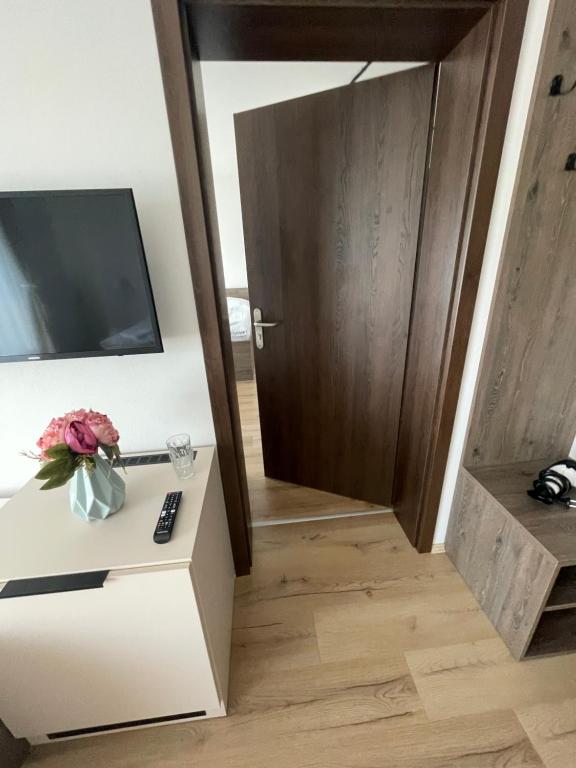 TV a/nebo společenská místnost v ubytování Zafír
