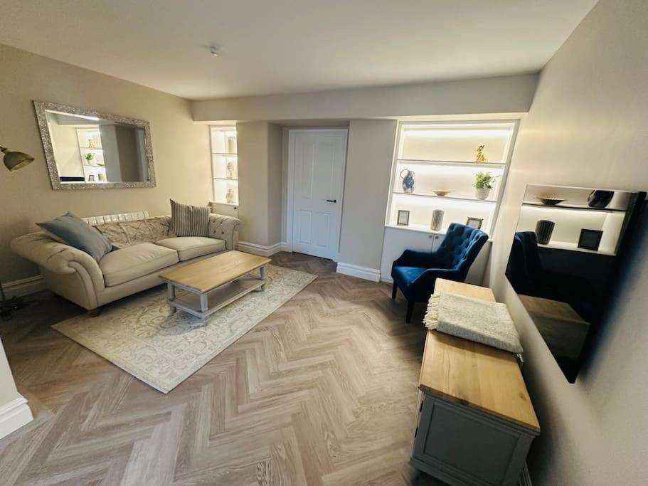 un soggiorno con divano e tavolo di Brand New Riverside Apartment a Christchurch