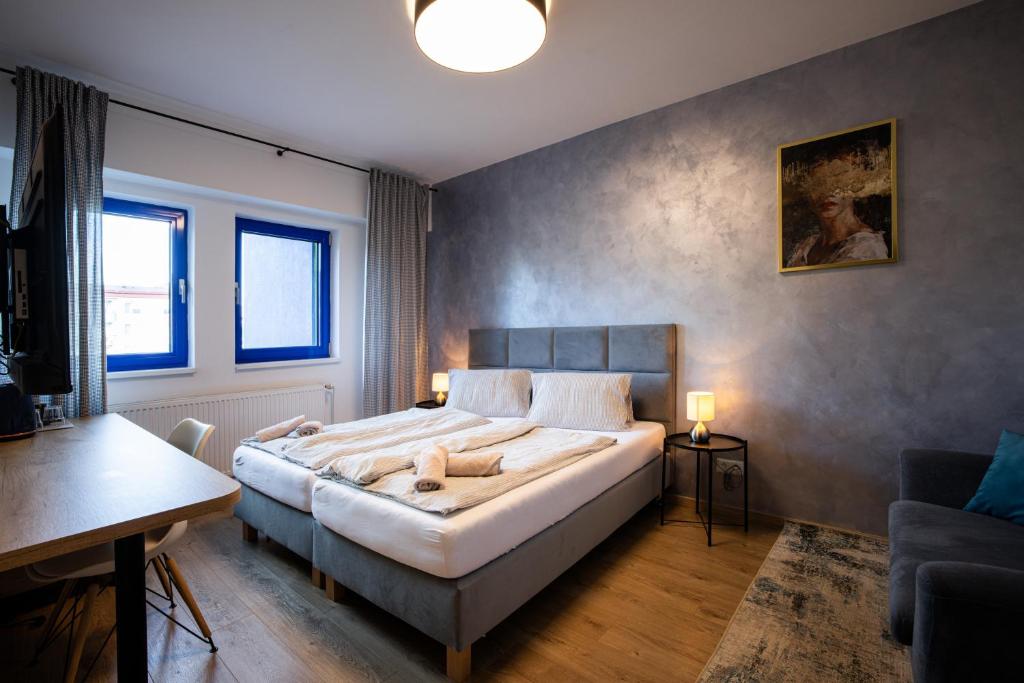 ein Schlafzimmer mit einem großen Bett, einem Tisch und einem Sofa in der Unterkunft Športové a relaxačné centrum - ŠRC in Stará L'ubovňa
