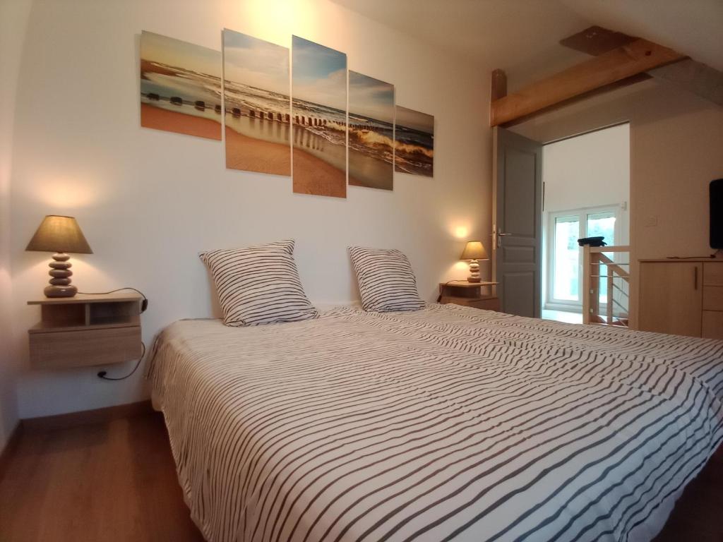Postel nebo postele na pokoji v ubytování GITE LE MOULIN en Baie du MONT ST MICHEL