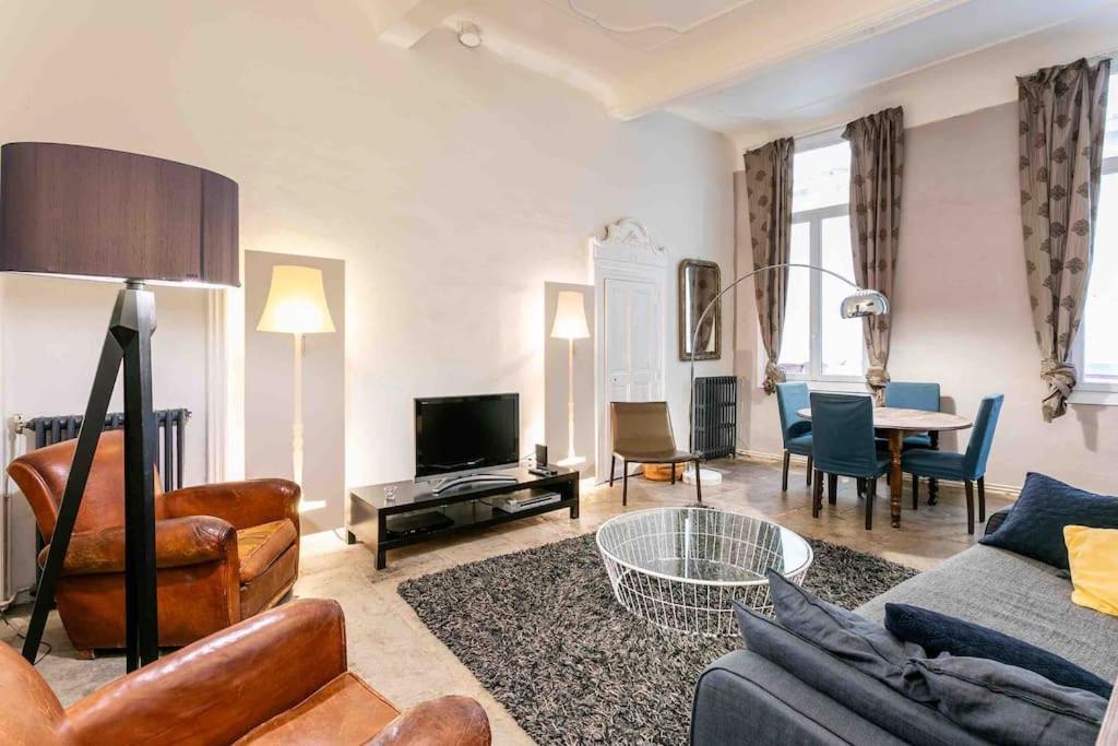 un salon avec un canapé et une table dans l'établissement L'Argenterie - Spacieux, Centrale & Climatisation, à Montpellier