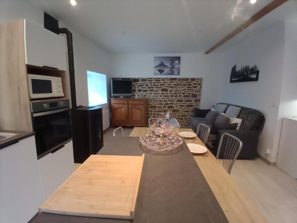 TV a/nebo společenská místnost v ubytování GITE LE MOULIN en Baie du MONT ST MICHEL