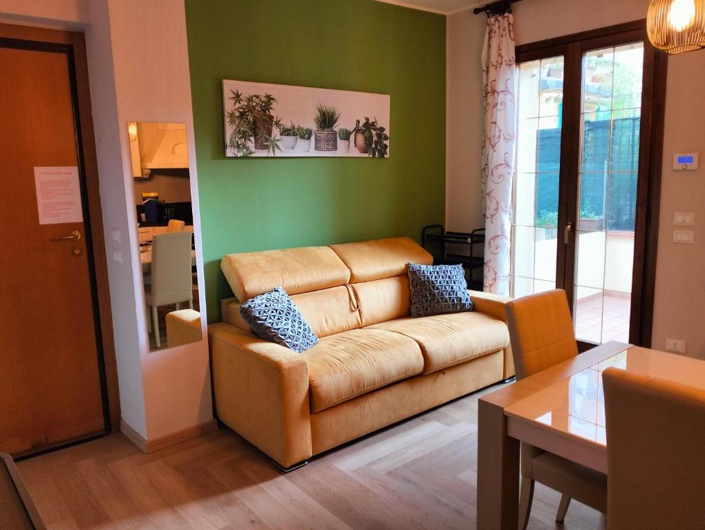 佩薩羅的住宿－Appartamento LA RIBOLLITA，客厅配有沙发和桌子