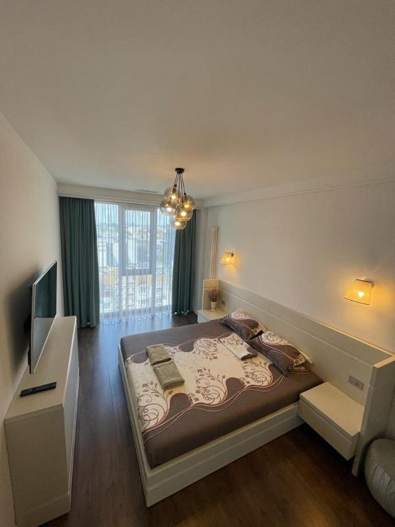 ein Schlafzimmer mit einem großen Bett und einem TV in der Unterkunft Best VIEW apartments !!!! in Chişinău
