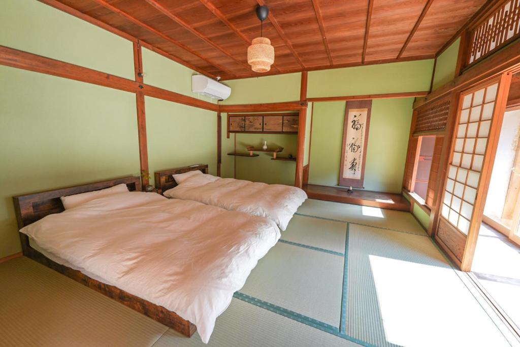 Postel nebo postele na pokoji v ubytování 奥明日香古民家一棟貸し宿 弥栄 Yasaka