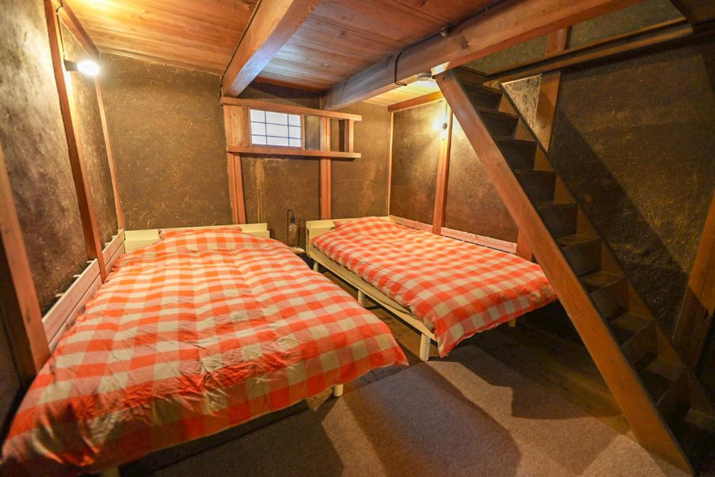 Postel nebo postele na pokoji v ubytování 奥明日香古民家一棟貸し宿 弥栄 Yasaka