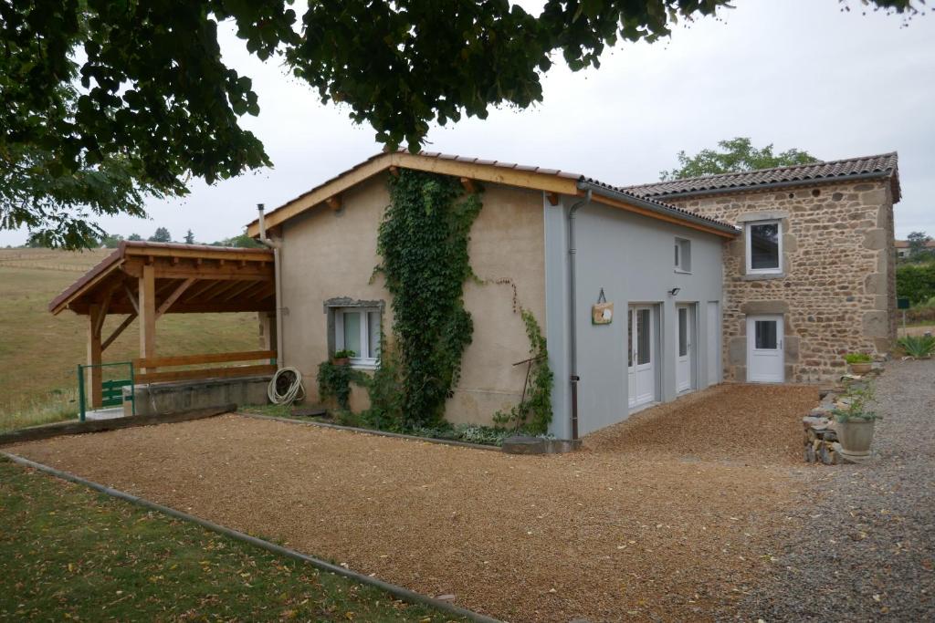 une maison avec du lierre poussant sur le côté dans l'établissement La bergerie des Moureres, à Trézioux
