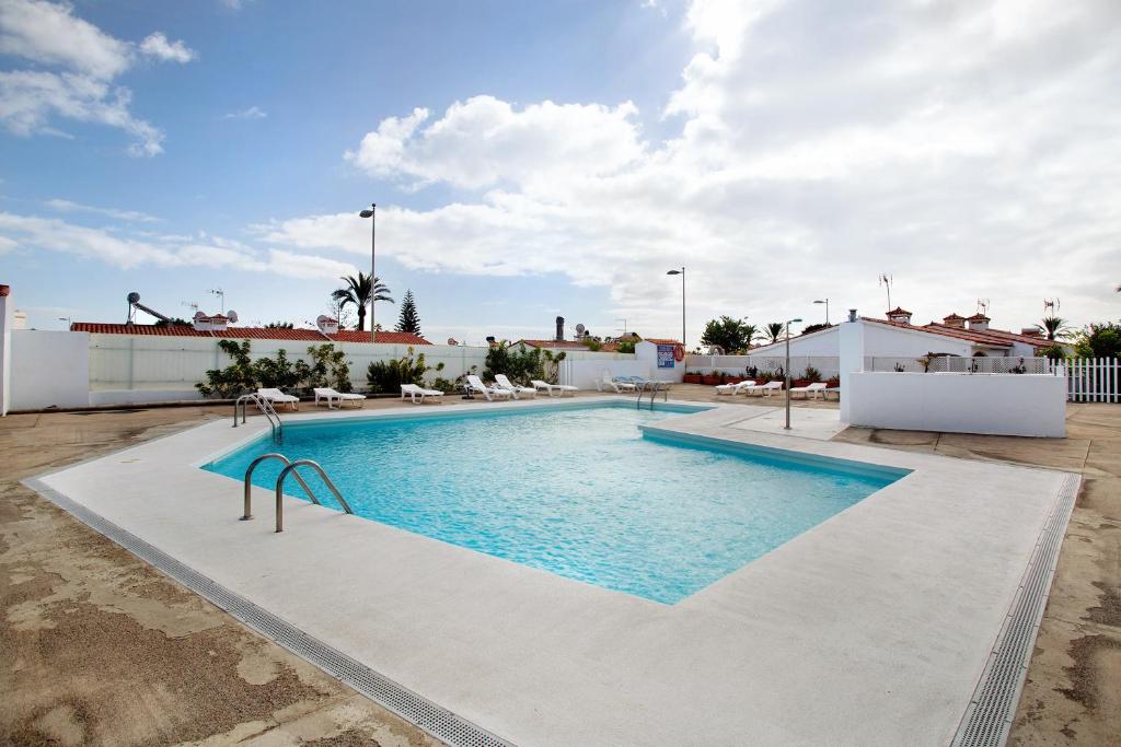 a swimming pool in the middle of a building at Haus Brigitte in Playa del Ingles