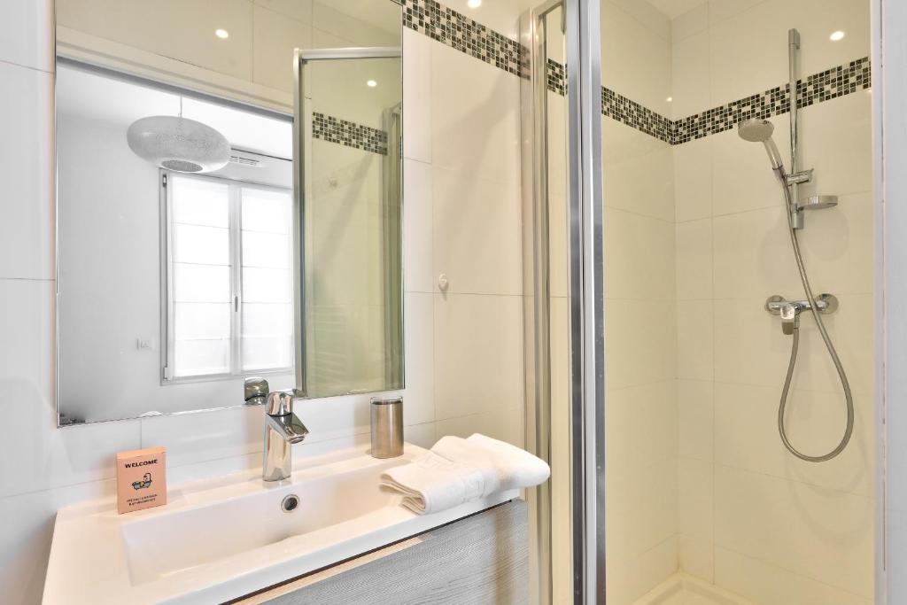 a bathroom with a sink and a shower at Charmant appartement à 10 min de la Défense in Suresnes