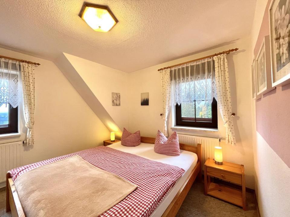 Кровать или кровати в номере Pension Schanzenblick