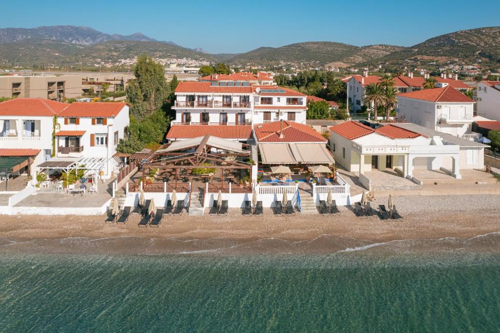 eine Luftansicht eines Resorts am Strand in der Unterkunft Potokaki Beachfront Hotel in Pythagoreio