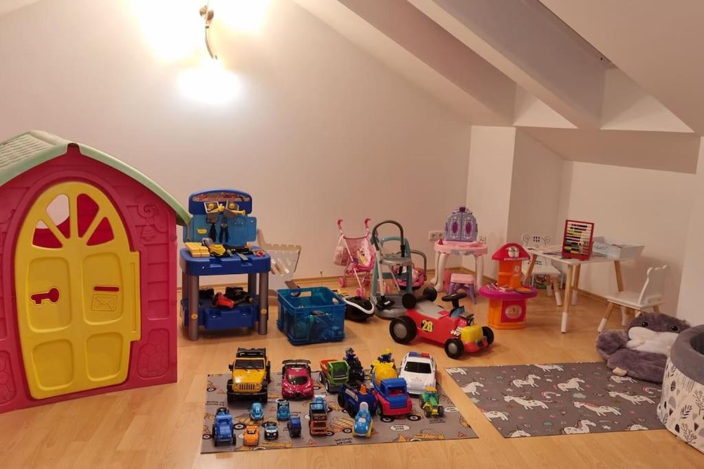 una stanza piena di giocattoli e una casetta per i giochi di Family apartment a Dolný Kubín