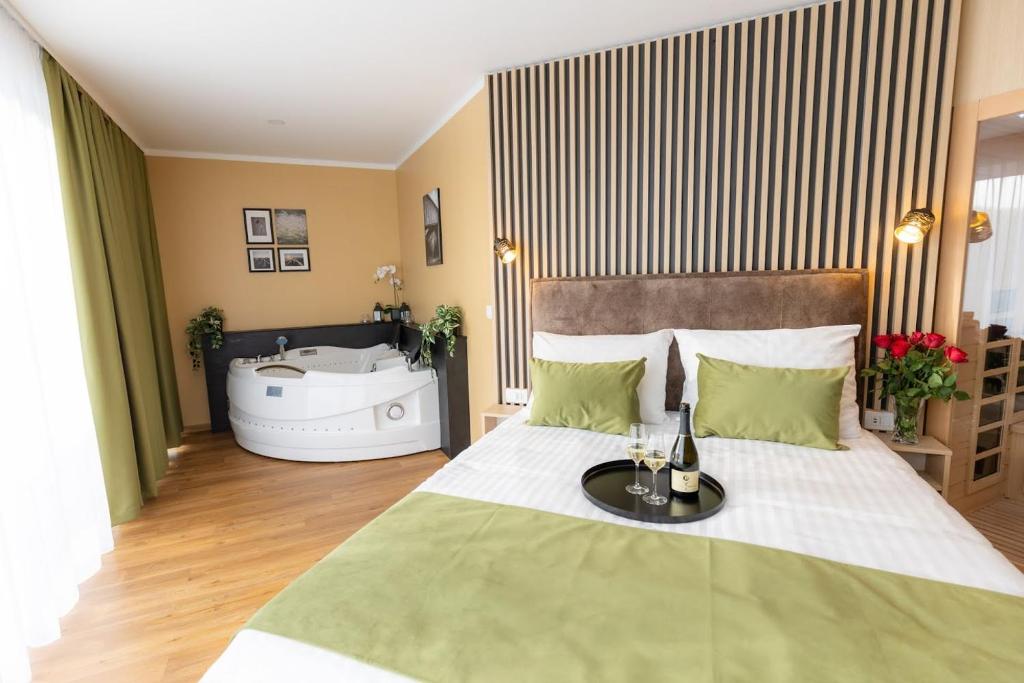 Postel nebo postele na pokoji v ubytování Hotel Dolenjc