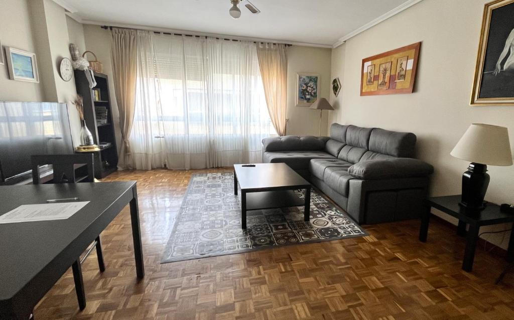 sala de estar con sofá y mesa en En Palencia capital céntrico con garaje Roberto, en Palencia