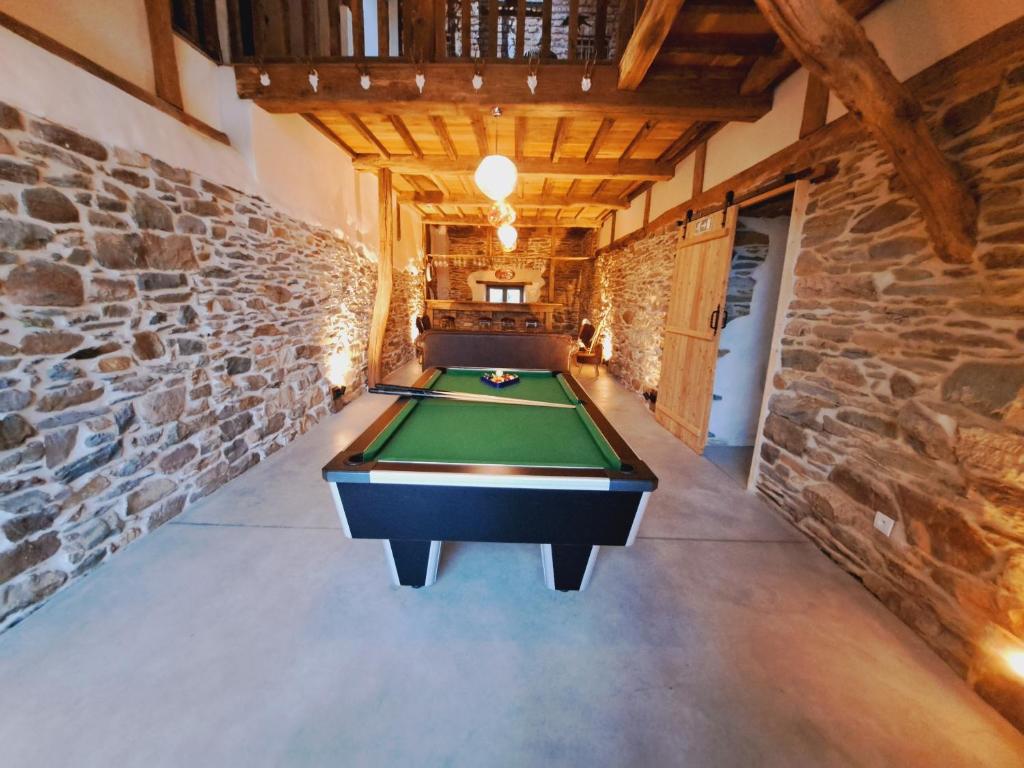 Biliár nebo kulečník v ubytování Gîte Les 3 pierres