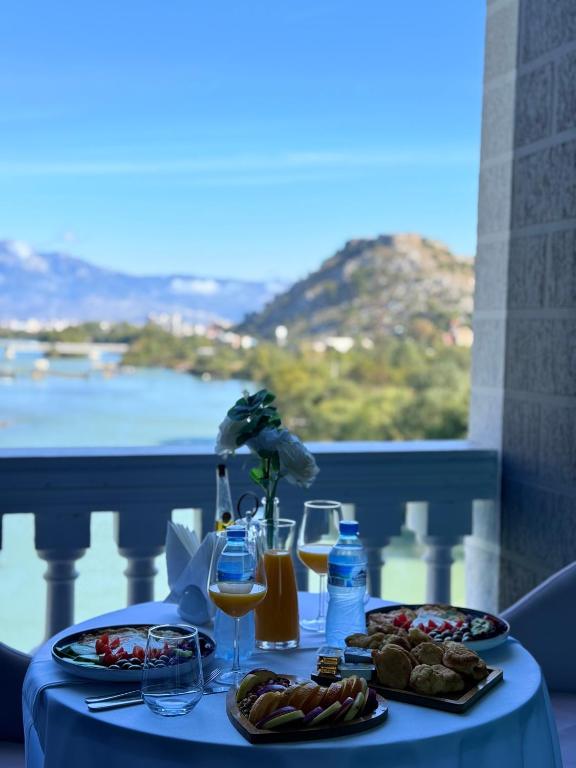 Fotografija u galeriji objekta Prince of Lake Hotel u gradu Skadar