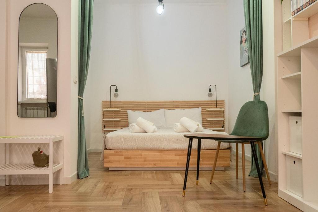 ein Schlafzimmer mit einem Bett, einem Tisch und einem Stuhl in der Unterkunft Dada&Fede Roma Monolocale in Rom