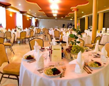 Reštaurácia alebo iné gastronomické zariadenie v ubytovaní Hotel Rydzewski