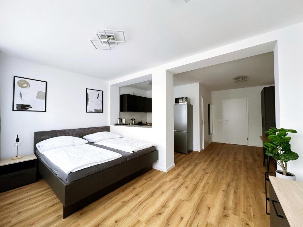 1 dormitorio con 1 cama y suelo de madera en Schöne Apartments I private Parkplätze I home2share, en Münster