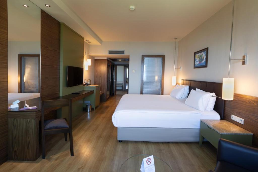 Postel nebo postele na pokoji v ubytování Kolin Hotel Spa & Convention Center