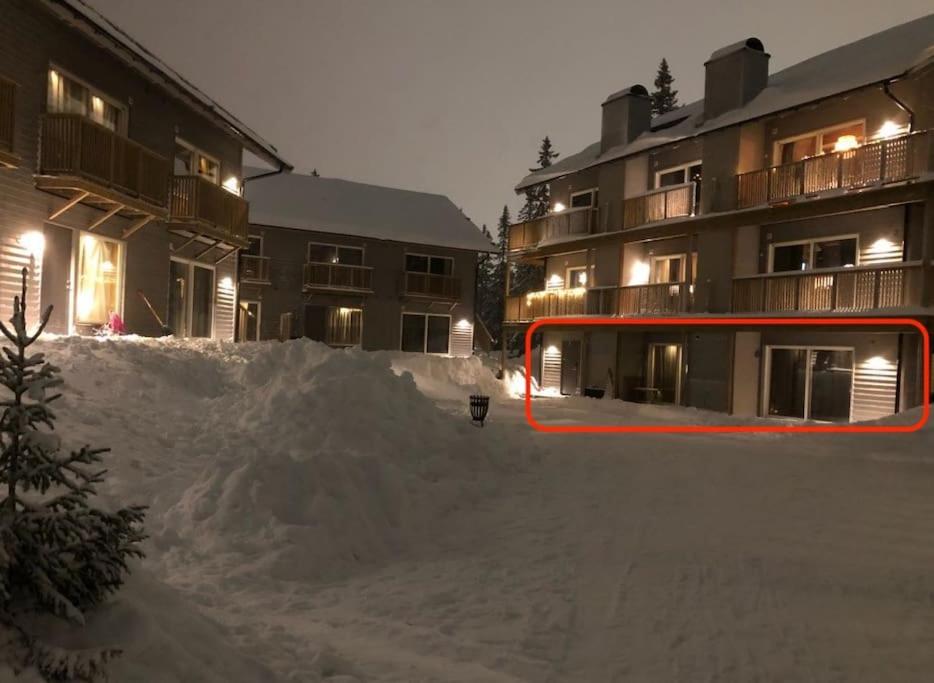 a pile of snow in front of some buildings at Fantastiskt 6 bädds lägenhet i Sälen in Sälen