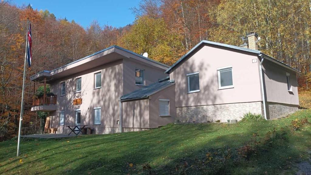 une maison au sommet d'une colline herbeuse dans l'établissement Chata Moštenica - Leginashytta, à Moštenica