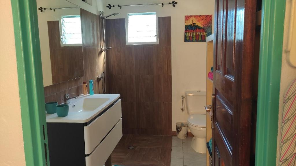 Koupelna v ubytování Noukatchimbe Bungalow avec piscine partagée pour 2 à 4 personnes
