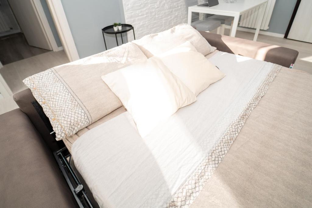 COZY APARTMENT MALPENSA AiRPORT客房内的一张或多张床位
