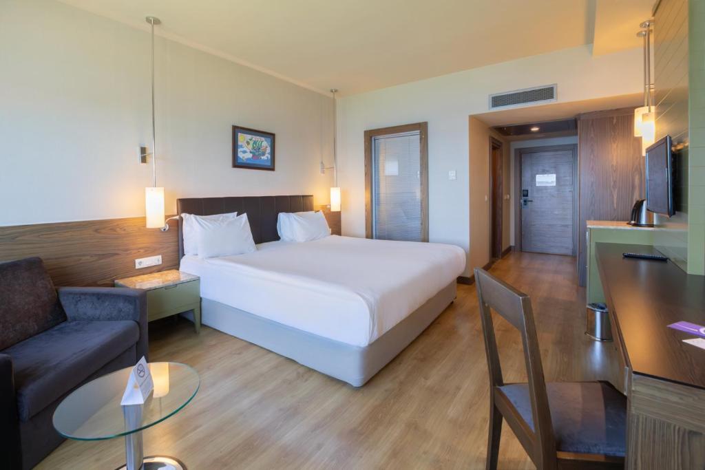 Postel nebo postele na pokoji v ubytování Kolin Hotel Spa & Convention Center
