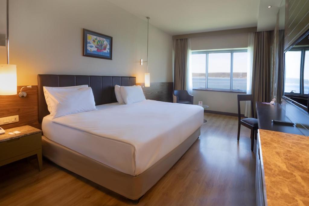 Postel nebo postele na pokoji v ubytování Kolin Hotel Spa & Convention Center