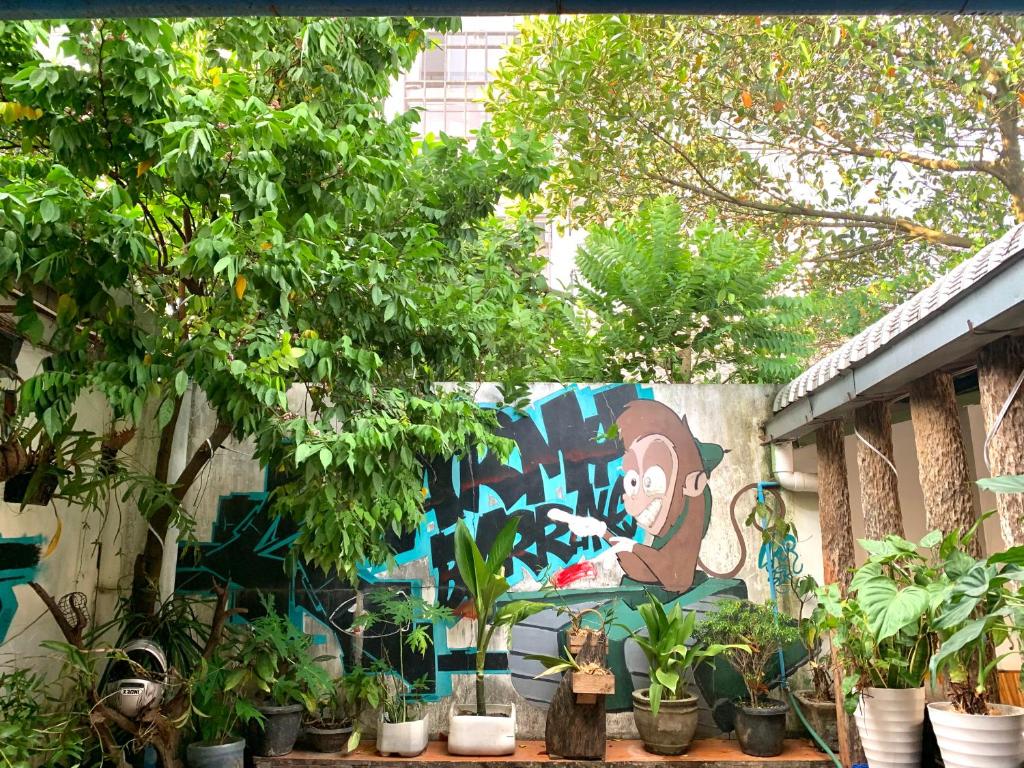 Vang Vieng Lily Backpackers Hostel في فانغ فينغ: جدار عليه لوحة قرد