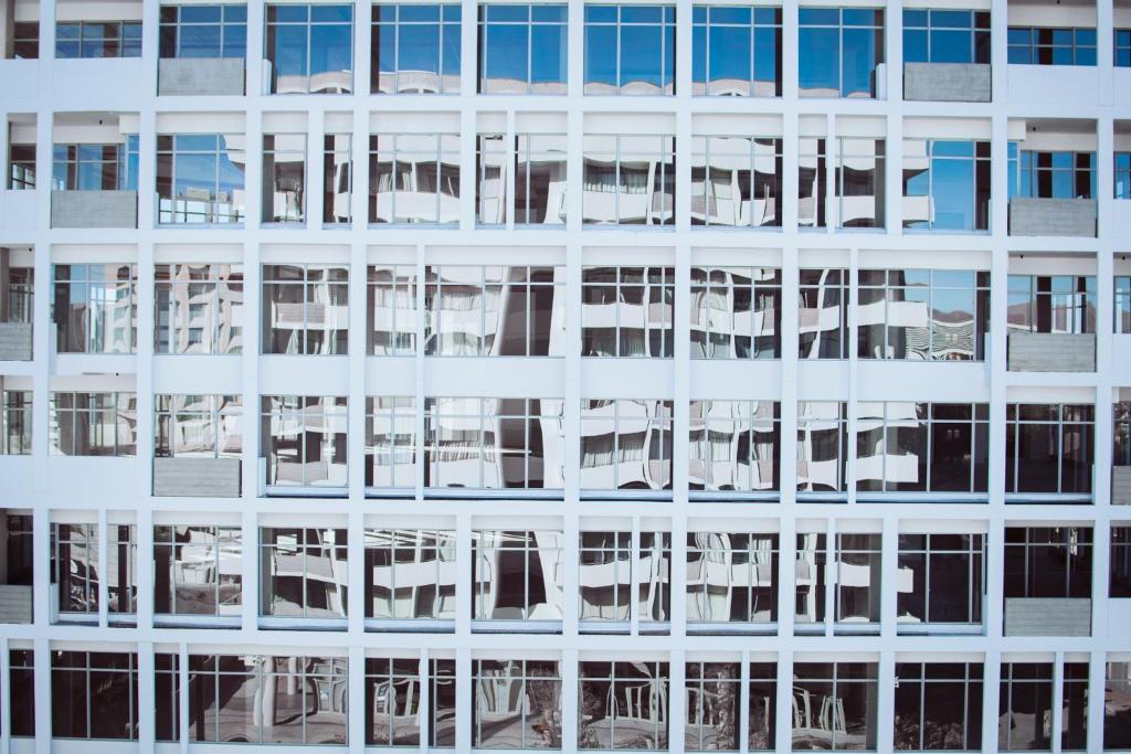 una facciata di un edificio con molte finestre di City Apartments at Freedom Plaza a Windhoek