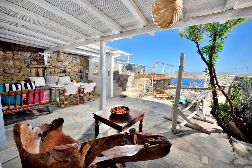 patio con tavolo e panca di Villa Princess 6 private with Pool Panormos Beach a Panormos - Mykonos