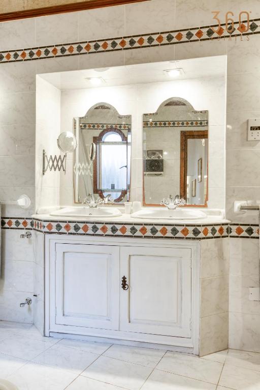 Koupelna v ubytování Charming 4BR House of Character with private pool By 360 Estates