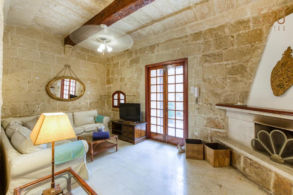 Posezení v ubytování Charming 4BR House of Character with private pool By 360 Estates