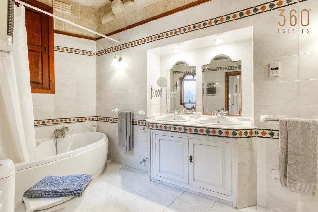 Koupelna v ubytování Charming 4BR House of Character with private pool By 360 Estates