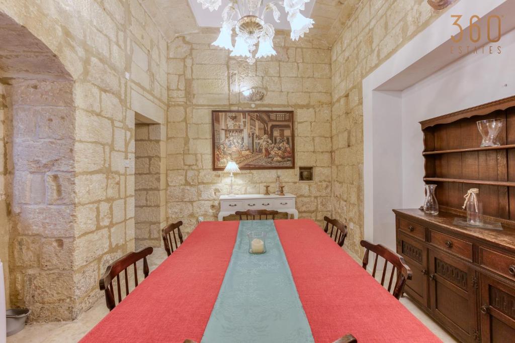 Fotografie z fotogalerie ubytování Charming 4BR House of Character with private pool By 360 Estates v destinaci Naxxar