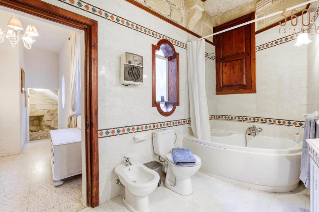Koupelna v ubytování Charming 4BR House of Character with private pool By 360 Estates