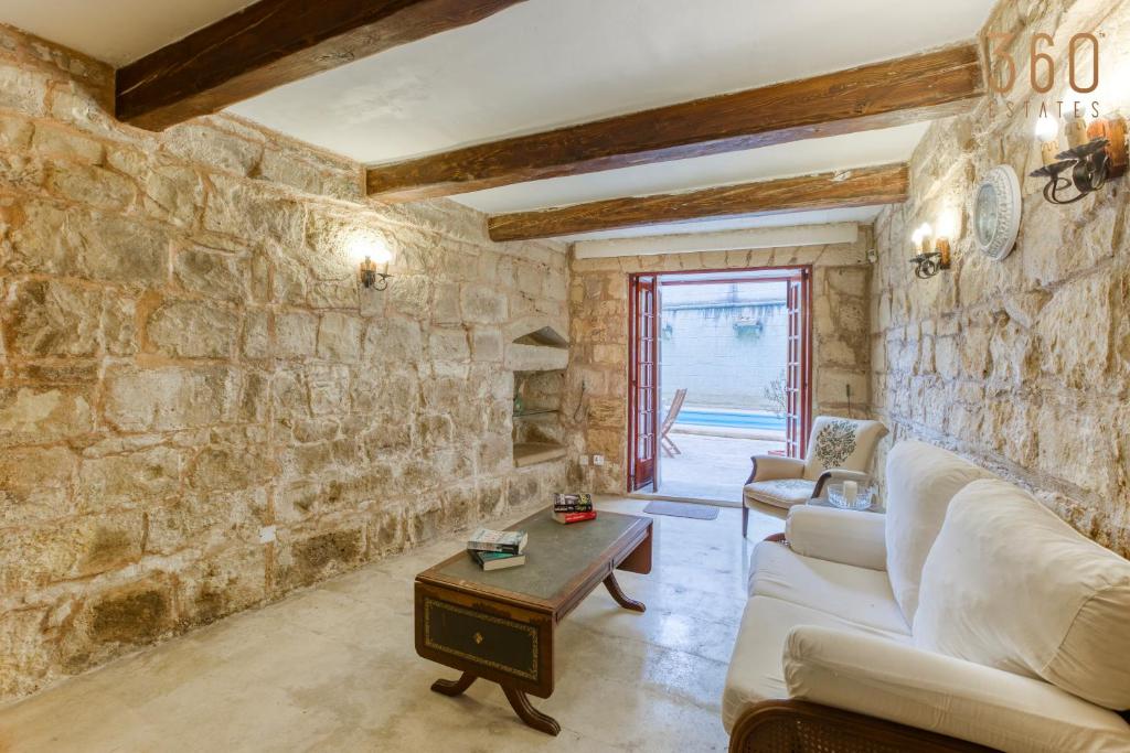 Posezení v ubytování Charming 4BR House of Character with private pool By 360 Estates