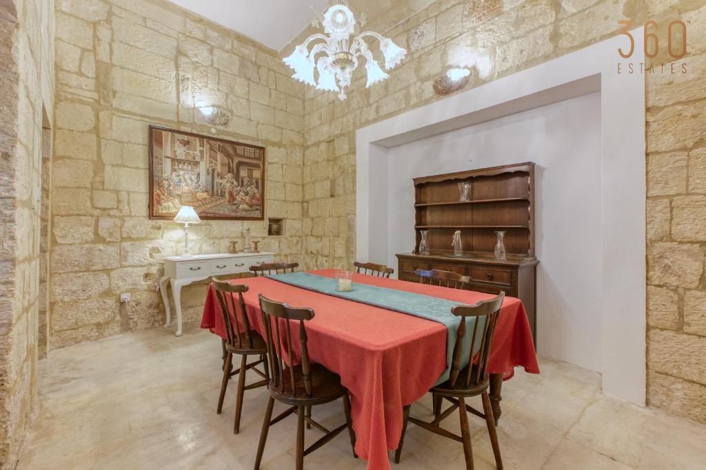 Fotografie z fotogalerie ubytování Charming 4BR House of Character with private pool By 360 Estates v destinaci Naxxar