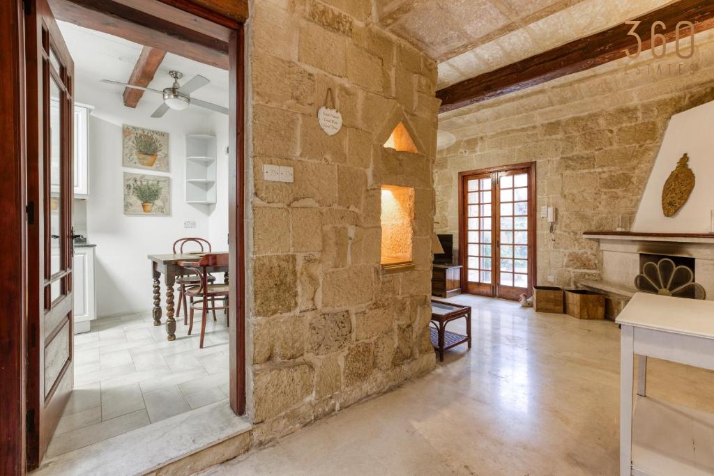 Fotografie z fotogalerie ubytování Charming 4BR House of Character with private pool By 360 Estates v destinaci Naxxar
