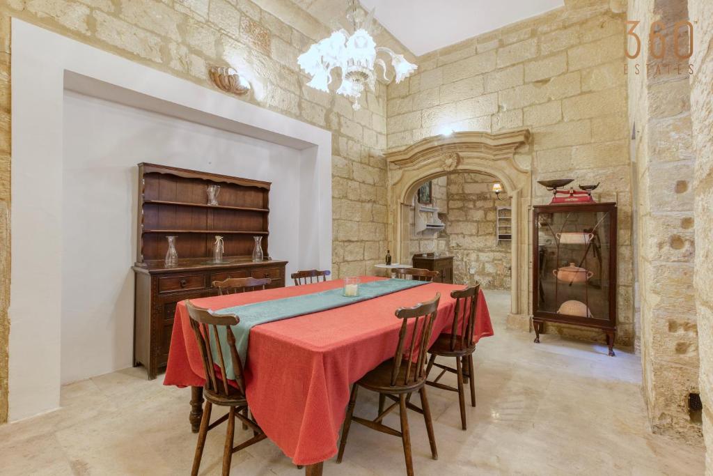 Fotografie z fotogalerie ubytování Charming 4BR House of Character with private pool By 360 Estates v destinaci Naxxar