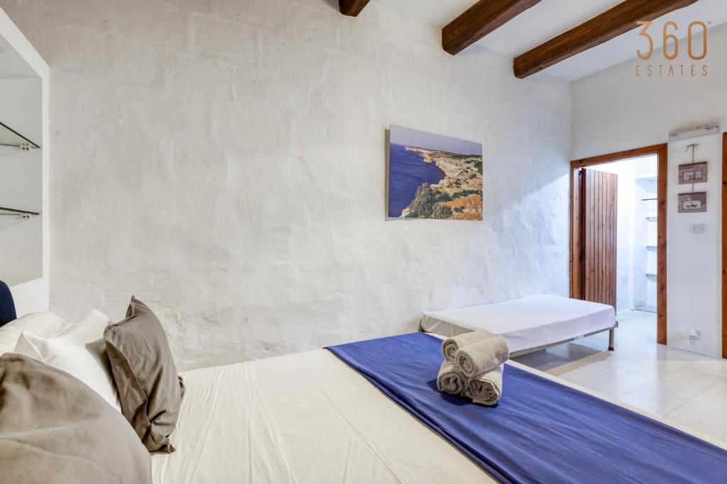 Postel nebo postele na pokoji v ubytování Charming 4BR House of Character with private pool By 360 Estates